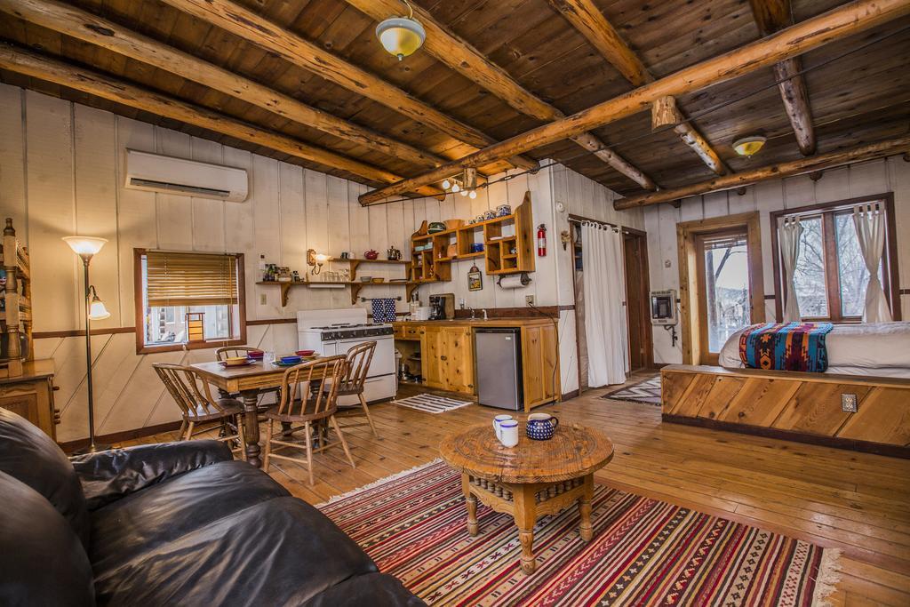 Taos Goji Farm & Eco-Lodge Retreat 아로요 세코 외부 사진