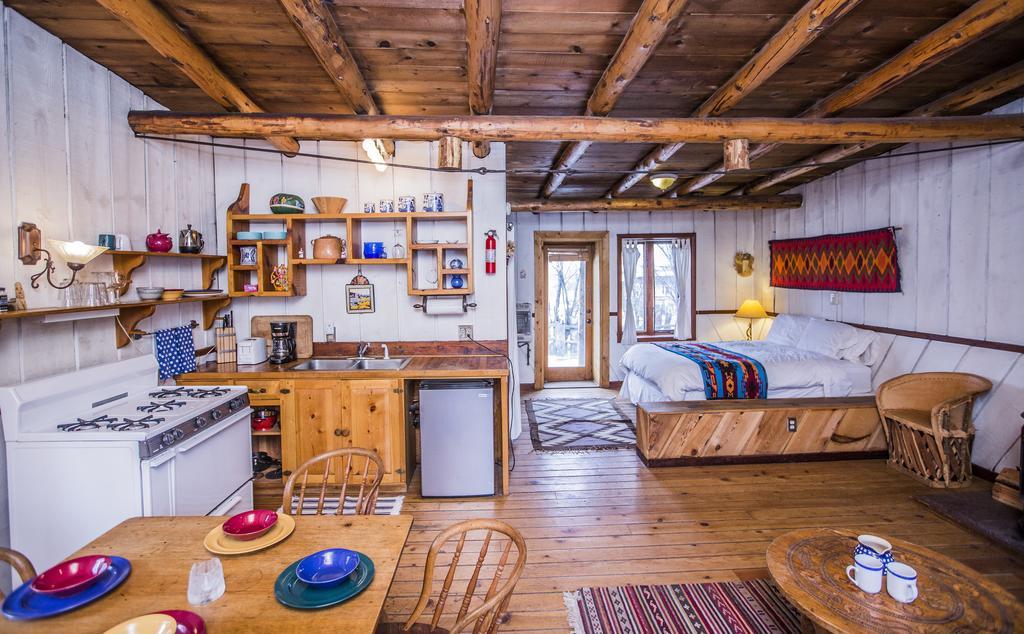 Taos Goji Farm & Eco-Lodge Retreat 아로요 세코 외부 사진